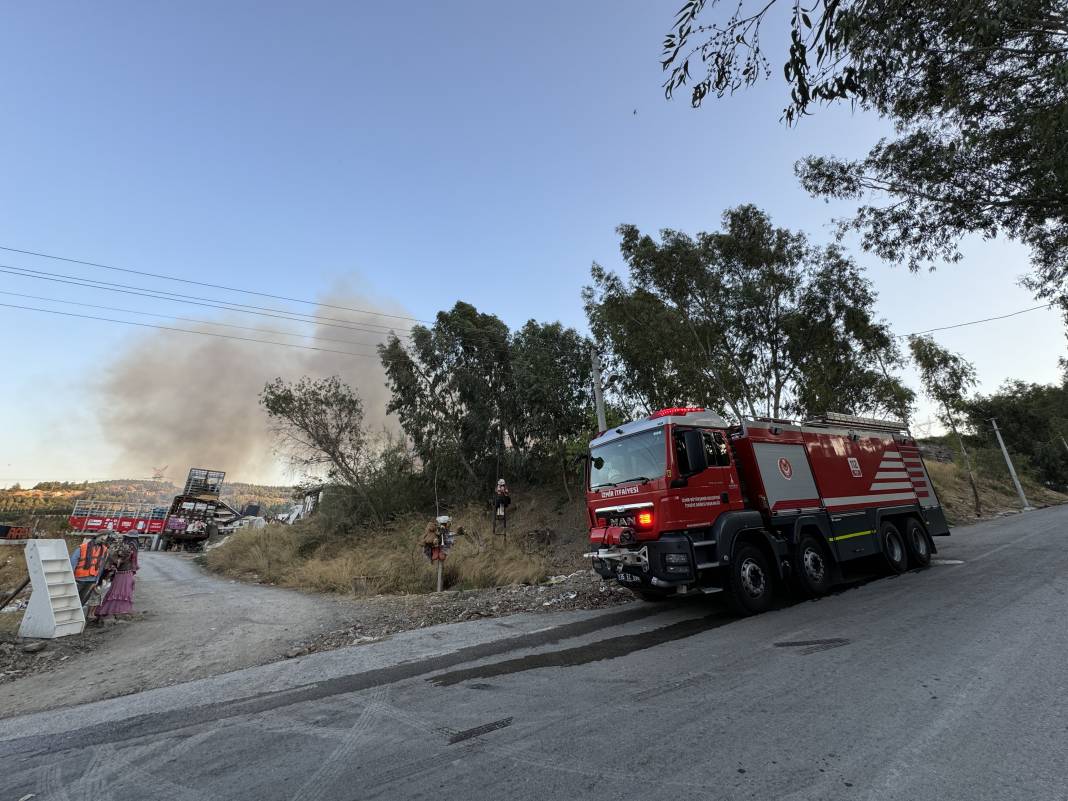 İzmir'de katı atık depolama sahasında çıkan yangın söndürüldü 2